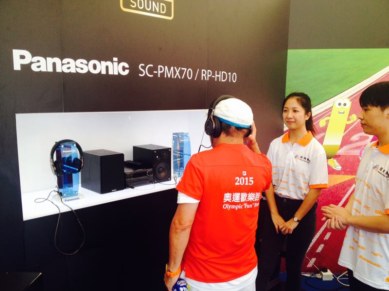 信興集團展示全高清耳機及音響組合，讓參加者即場享受極致音樂。